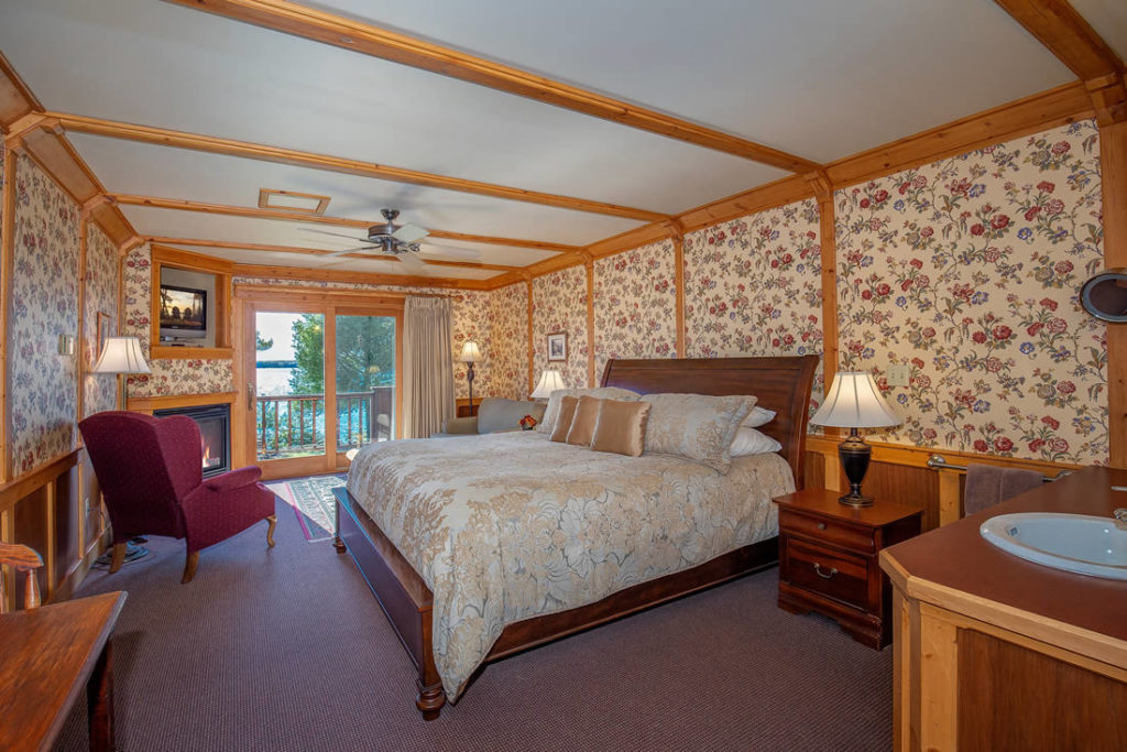 Siskiwit Bay Lodge Room 1